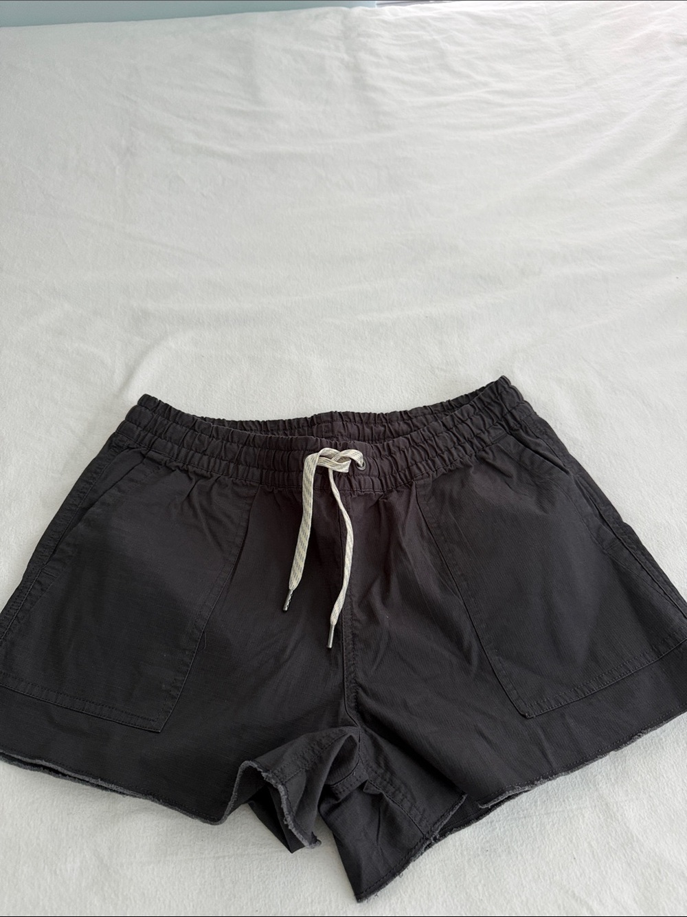 Vuori Dark Charcoal Ripstop Drawstring Pocket Shorts. New without Tags
